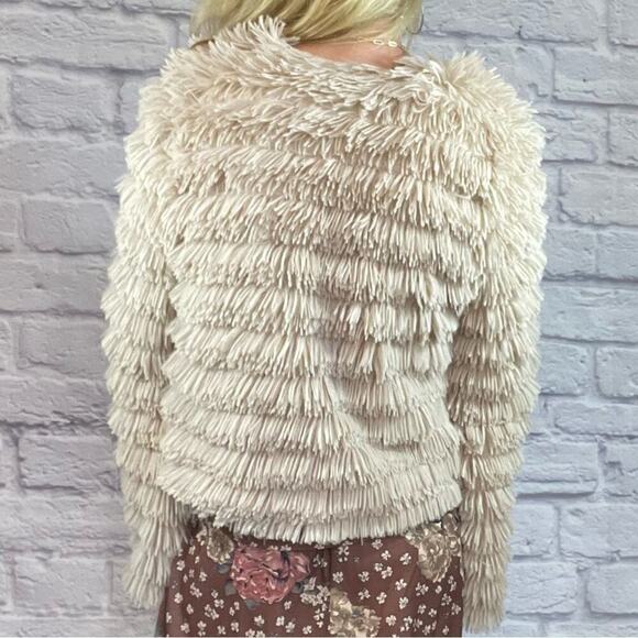 American Threads faux fur cropped bell sleeve jacket - Picture 4 of 9